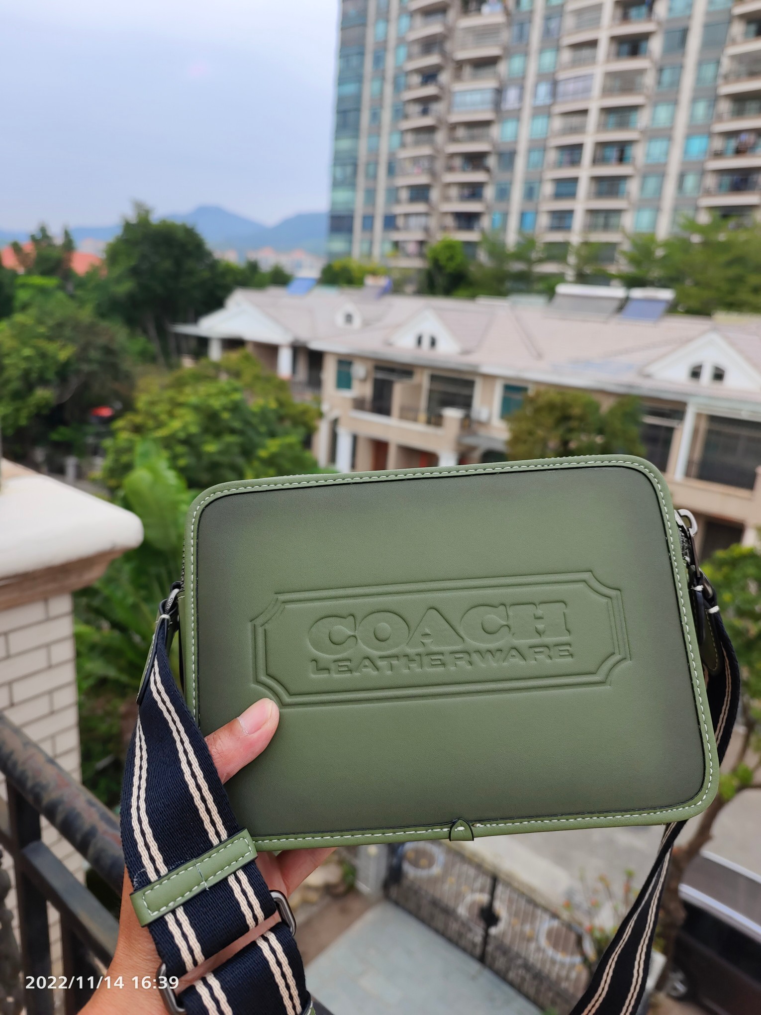 Coach 2022 10月新款Coach压花CC078牛皮CHARTER 24男斜挎双拉链相机包家 绿色 Charter通勤和出差提供便携舒适的体验 这款公整有型的斜挎包马车logo 和 的皮革制作 带有2个特色拉链隔层 内置容量足够强大