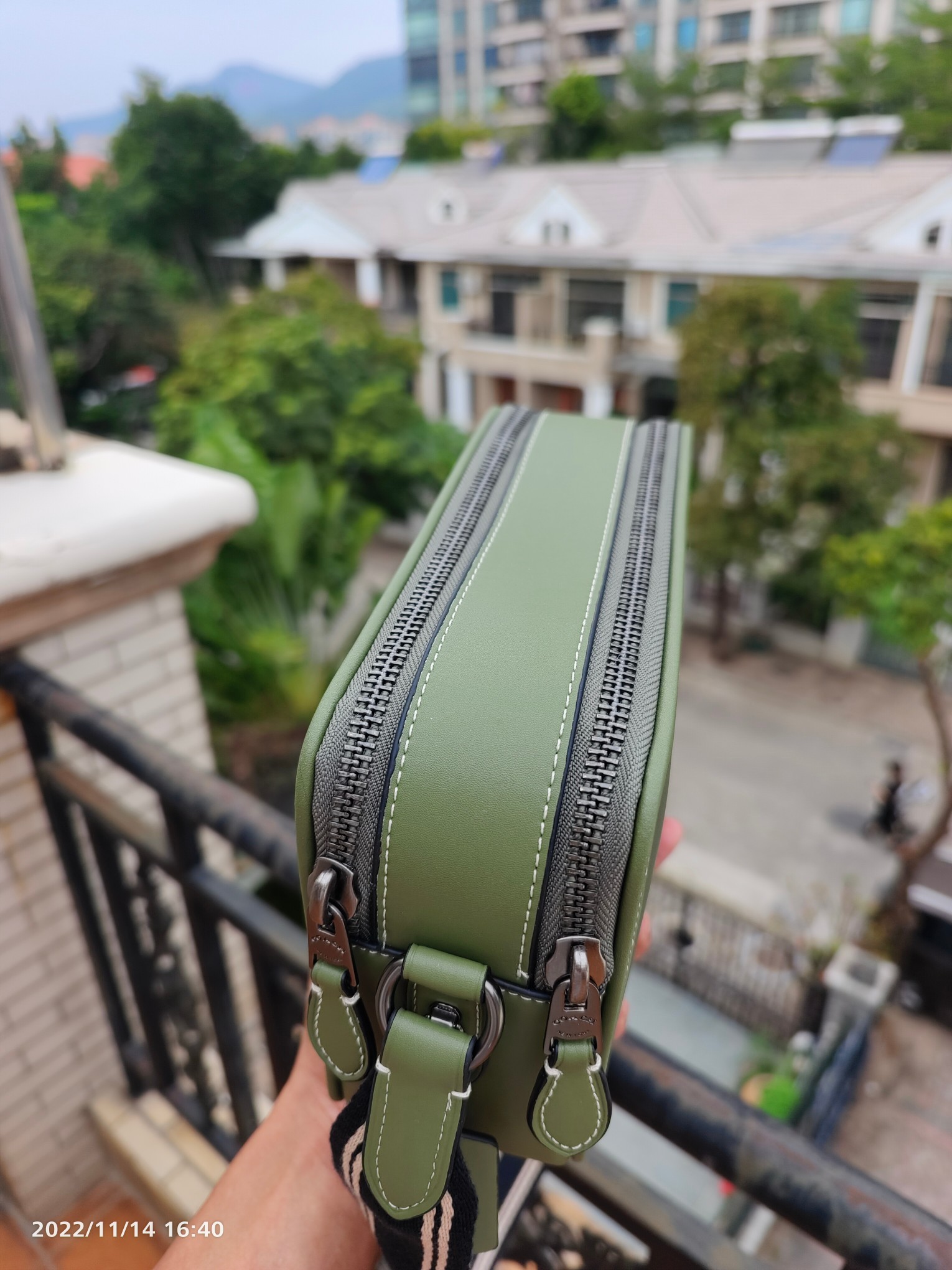 Coach 2022 10月新款Coach压花CC078牛皮CHARTER 24男斜挎双拉链相机包家 绿色 Charter通勤和出差提供便携舒适的体验 这款公整有型的斜挎包马车logo 和 的皮革制作 带有2个特色拉链隔层 内置容量足够强大
