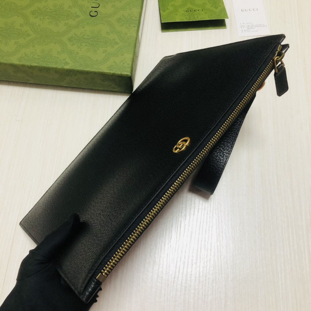 此款纤薄手拿包，GG金属配件醒目独特。采用热压小牛皮制作，以获得野猪猪皮效果，打造织纹外观。款号。尺寸：