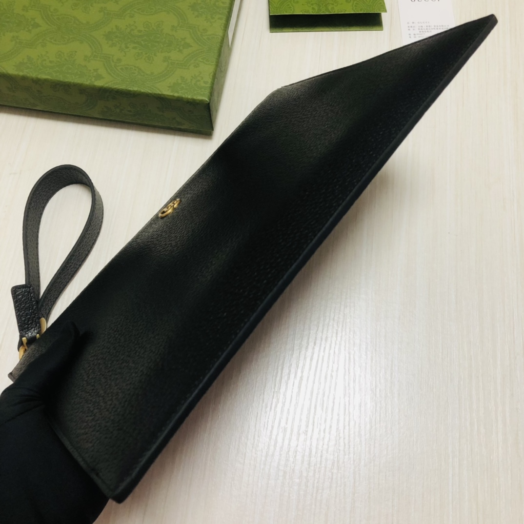 此款纤薄手拿包，GG金属配件醒目独特。采用热压小牛皮制作，以获得野猪猪皮效果，打造织纹外观。款号。尺寸：