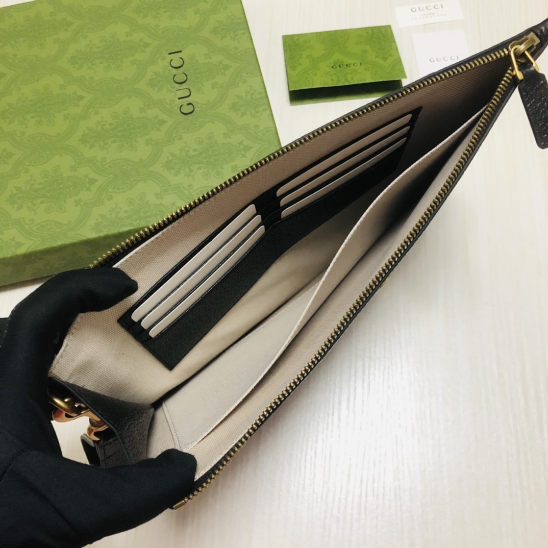 此款纤薄手拿包，GG金属配件醒目独特。采用热压小牛皮制作，以获得野猪猪皮效果，打造织纹外观。款号。尺寸：