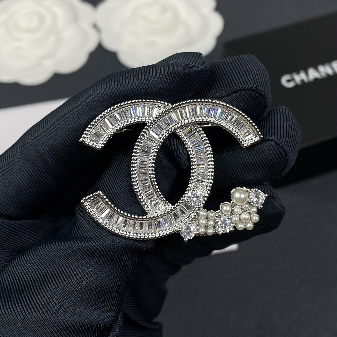 Chanel Chanel 银色满钻 珍珠CC 梅花 胸针