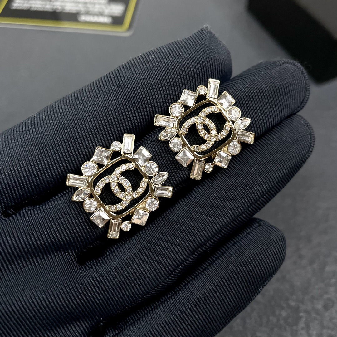 NO:921641,Xiaoxiang square diamond hollow double C square earrings, Chanel earrings, chanel19860909小香 方形镶钻 镂空双C方块耳钉,香奈儿耳钉,chanel,Jewelry