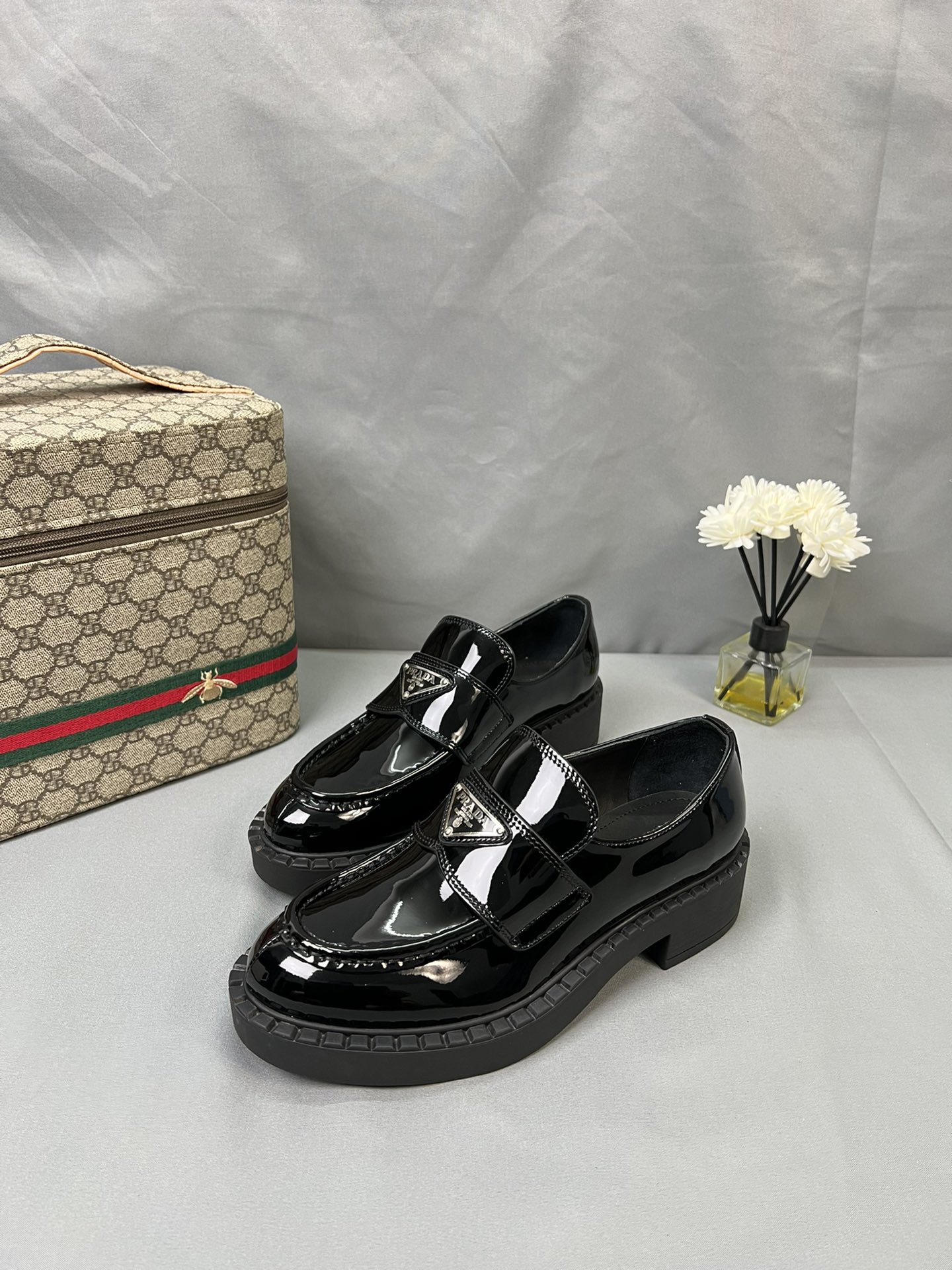 Wild Lily Home 🍒 Versión superior: Prada es una famosa marca de lujo italiana. La historia de Prada se originó en 1913…