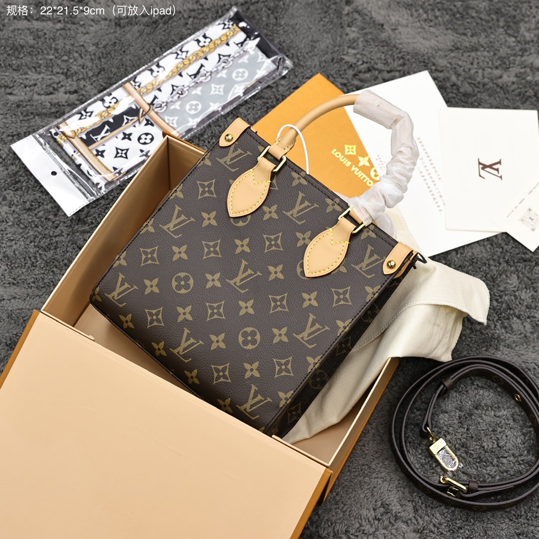 LV琴谱包💰260 附送丝巾 融合 Monogram 帆布和皮革饰边,再现 1968 年设计的经典之魅,搭配可拆卸肩带和辊压皮革手柄,Monogram 涂层帆布,织物内衬,小牛皮饰边,拉链内袋,可拆卸可调节肩带。 规格:22*21.5*9cm(可放入ipad)