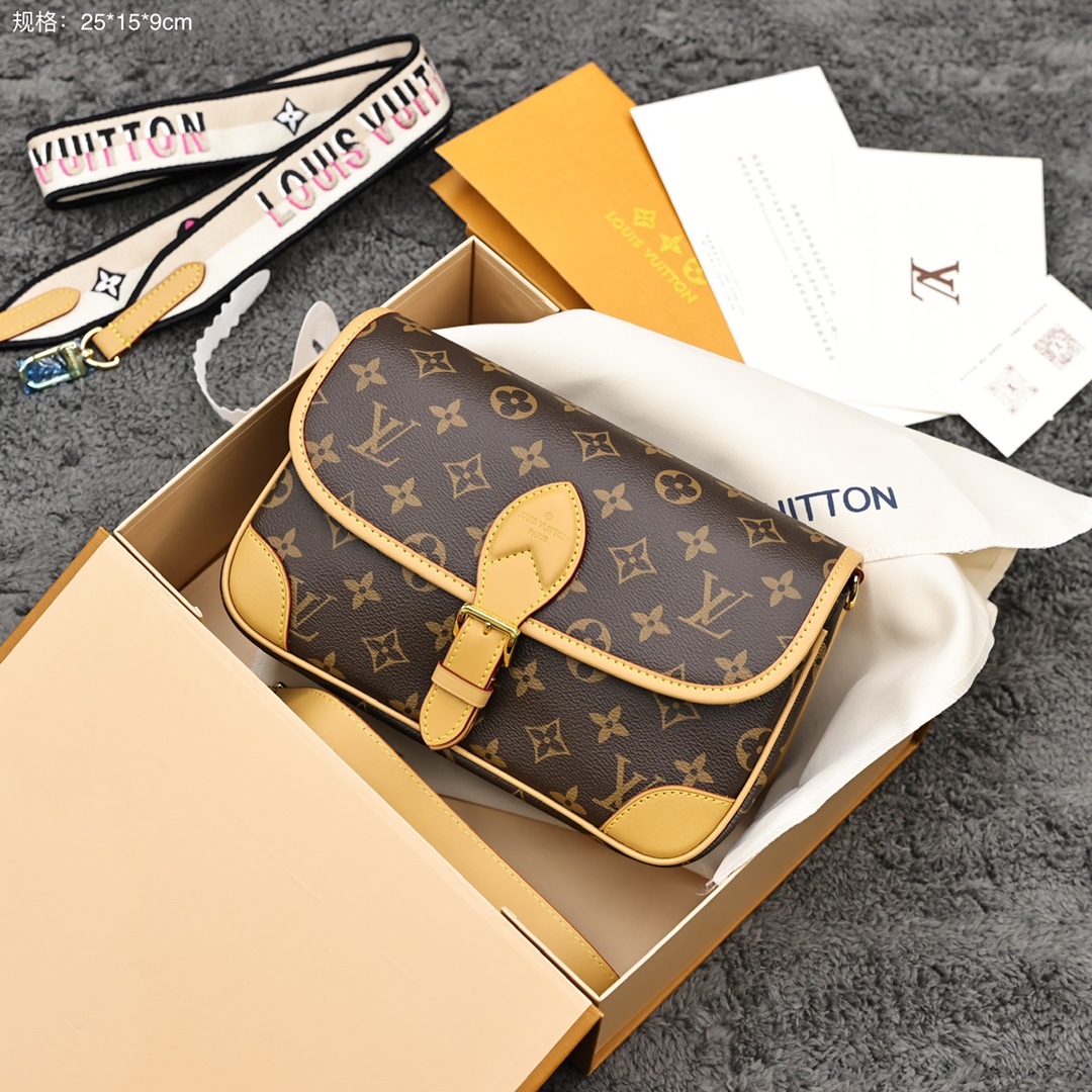 LV法棍包💰360 高版本 此款手袋配有一根皮肩带(可腋下背)一根刺绣肩带(可肩背斜跨)都可以拆卸，容量充足，日常足够用，磁铁开合方便整理东西，还有个拉链区，可以放些贵重物品。 规格：25*15*9cm