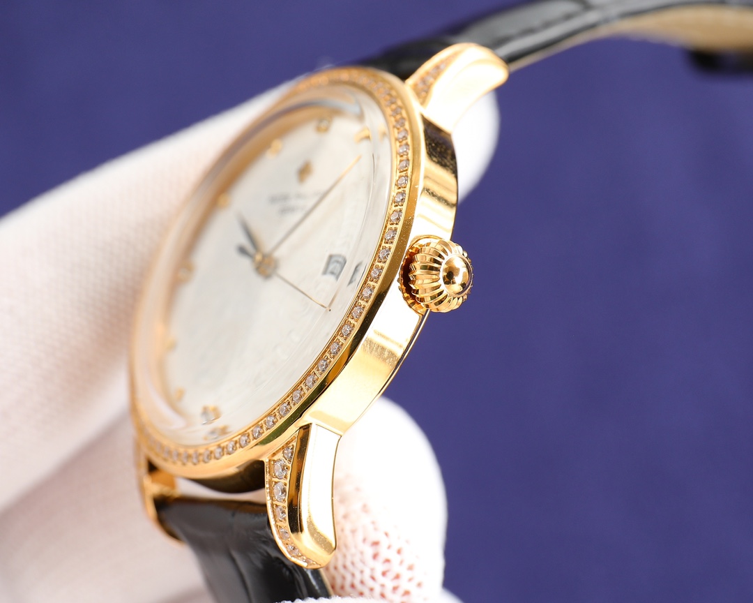 NO:602011,[Platinum] [Rose] [Rose] (Real shot, no P picture) Patek Philippe, the hot new style of the classic series, the new Patek Philippe pot lid, which took up to 6 months!  Ultra-thin men's automatic mechanical watch, using imported original movement, vibration frequency of 28,800 times per hour, zero repair quality, original size of 40mm in diameter, ultra-thin craftsmanship of 8mm, (can be paired with calfskin imported from Xin Italy!) The pot lid is made of glass!  Super waterproof to 50 meters!  The same style at the counter, reproduced one to one!  Bring him with you to show your sharpness and extraordinary style!  Dazzling brilliance, eternal nobility. Please look for exclusive quality. Big factory quality!  Welcome to reprint!  ,,patek philippe,cowhide19860909【白金】[玫瑰][玫瑰](实拍,无P图)百达翡丽,古典系列火热新款式,百达翡丽新款锅盖,耗时长达6个月！超薄男士自动机械腕表,采用进口原装机芯,每小时振频28800次,零返修质量,直径40mm原装尺寸,超薄工艺8mm,(可搭配采用鑫意大利进口小牛皮！)锅盖玻璃材质！超强防水50米！专柜同款,一比一复刻！带上他锋芒尽显,气派不凡！耀眼光辉,永恒尊贵.请认准独家品质.大厂品质！欢迎转载！,,patek philippe,cowhide,Watch