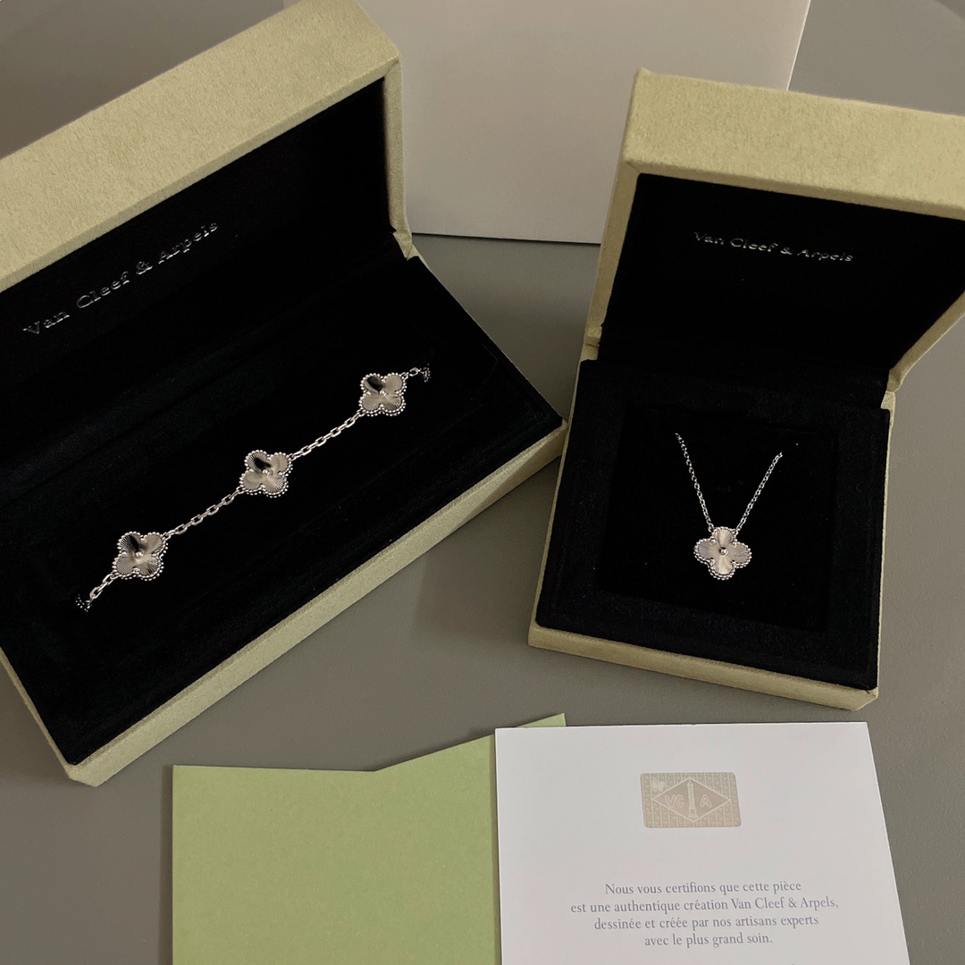 NO:101700,Bracelet Golden Cancan VCA Platinum Laser Four-leaf Crop Set Sterling Silver Material, VCA Bracelet, Bracelet, Pure Silver19860909手链金灿灿vca白金镭射四叶草套装 纯银材质 ,,Vca手链,bracelet,pure silver,Jewelry