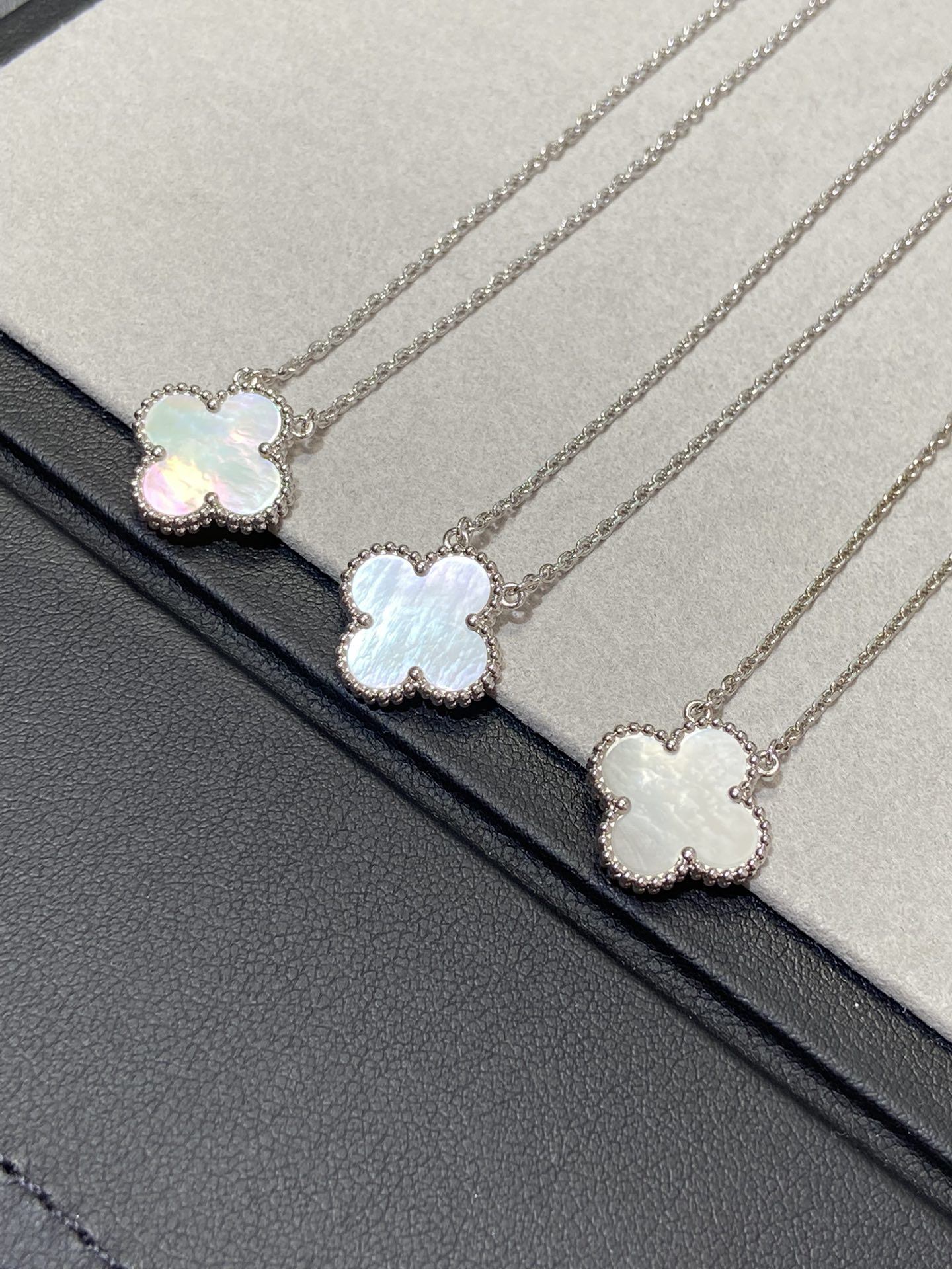 NO:635448,White mother-of-pearl four-leaf clover necklace,88230,,necklace,Cardia high-end jewelry19860909白贝母四叶草项链,88230,,necklace,卡迪亚高端饰品,Jewelry