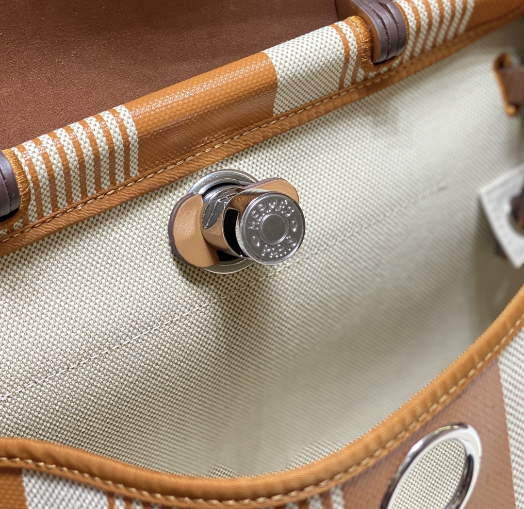 Burberry Classic Handcrafted Luxury Leather Shoulder Bag Ref 6