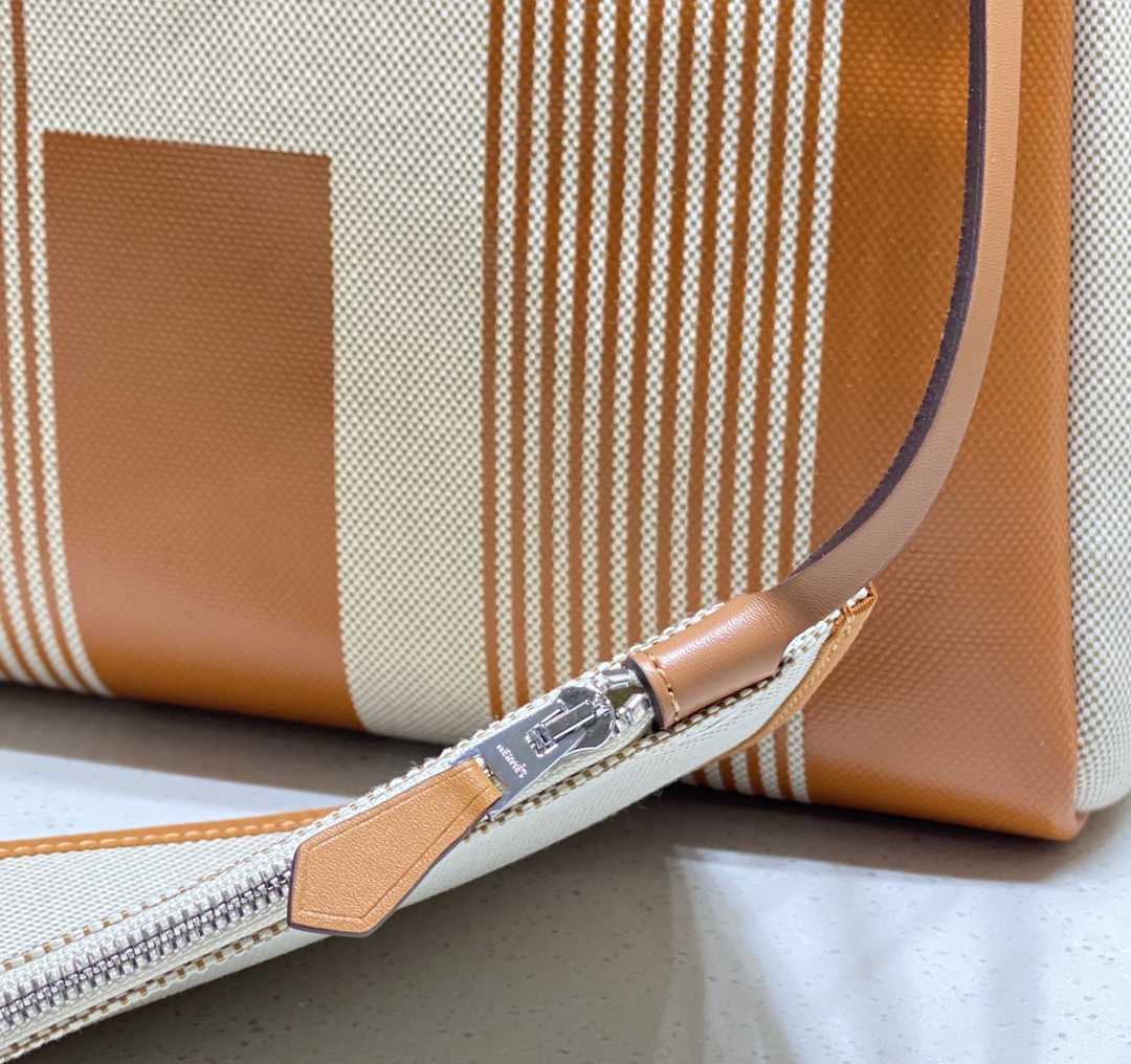 Burberry Classic Handcrafted Luxury Leather Shoulder Bag Ref 4