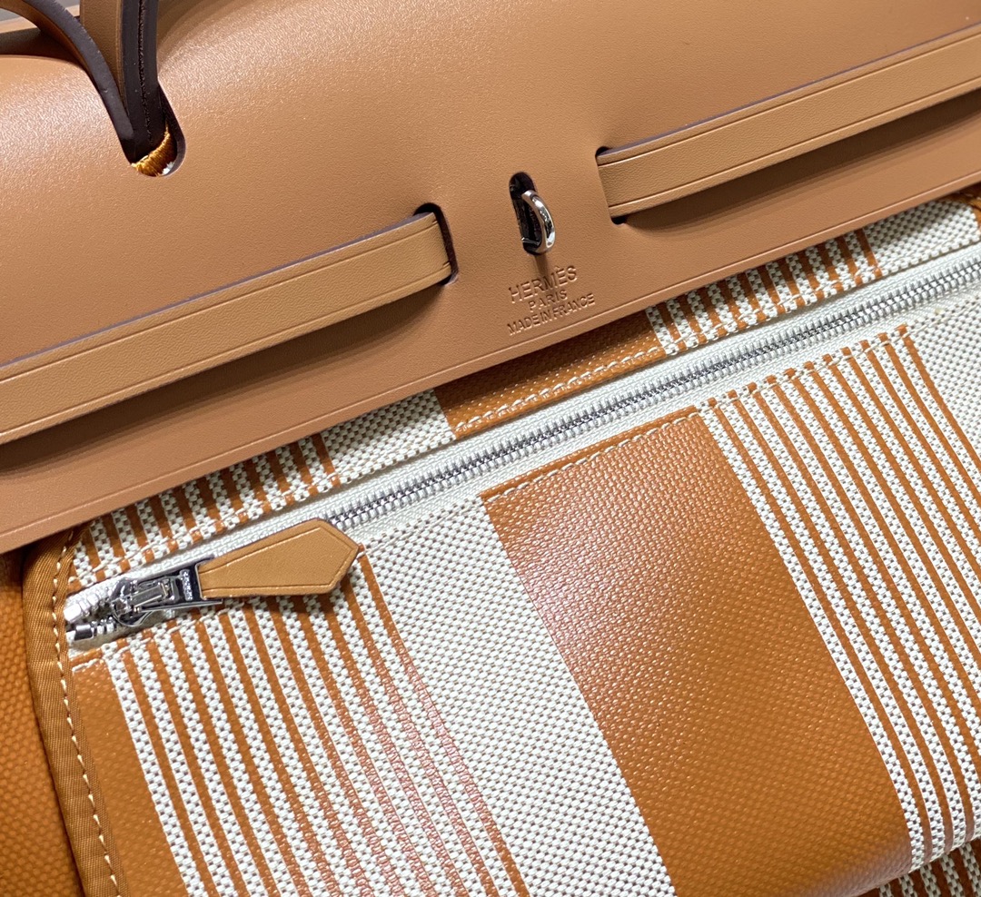 Burberry Classic Handcrafted Luxury Leather Shoulder Bag Ref 7