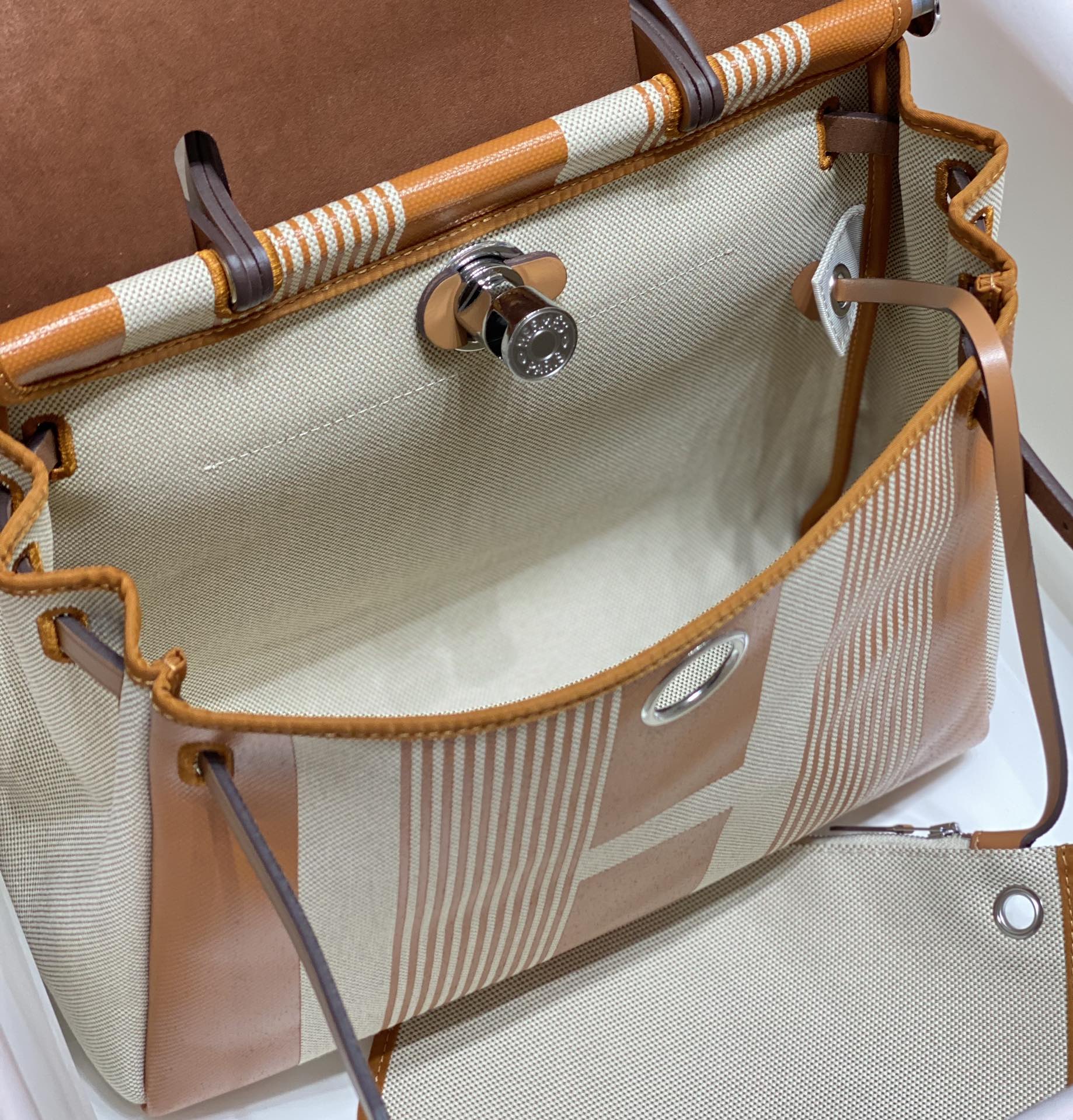 Burberry Classic Handcrafted Luxury Leather Shoulder Bag Ref 9