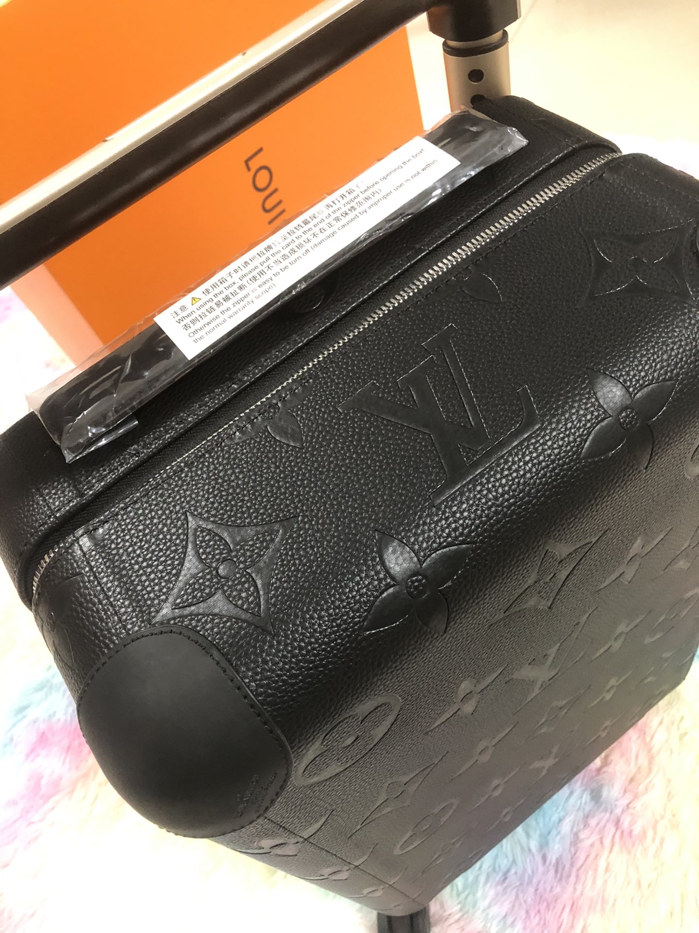 NO:269831,Large embossing new product is on the shelves,19860909大压花 新品上架,,luggage