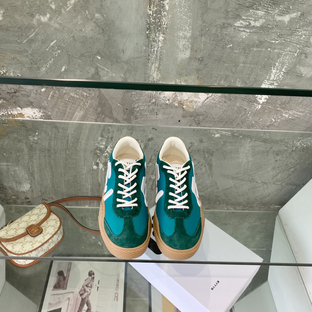 Retro Style: 678 💰EYS Santos Sneakers Embrace 1970s Aesthetics and Trends