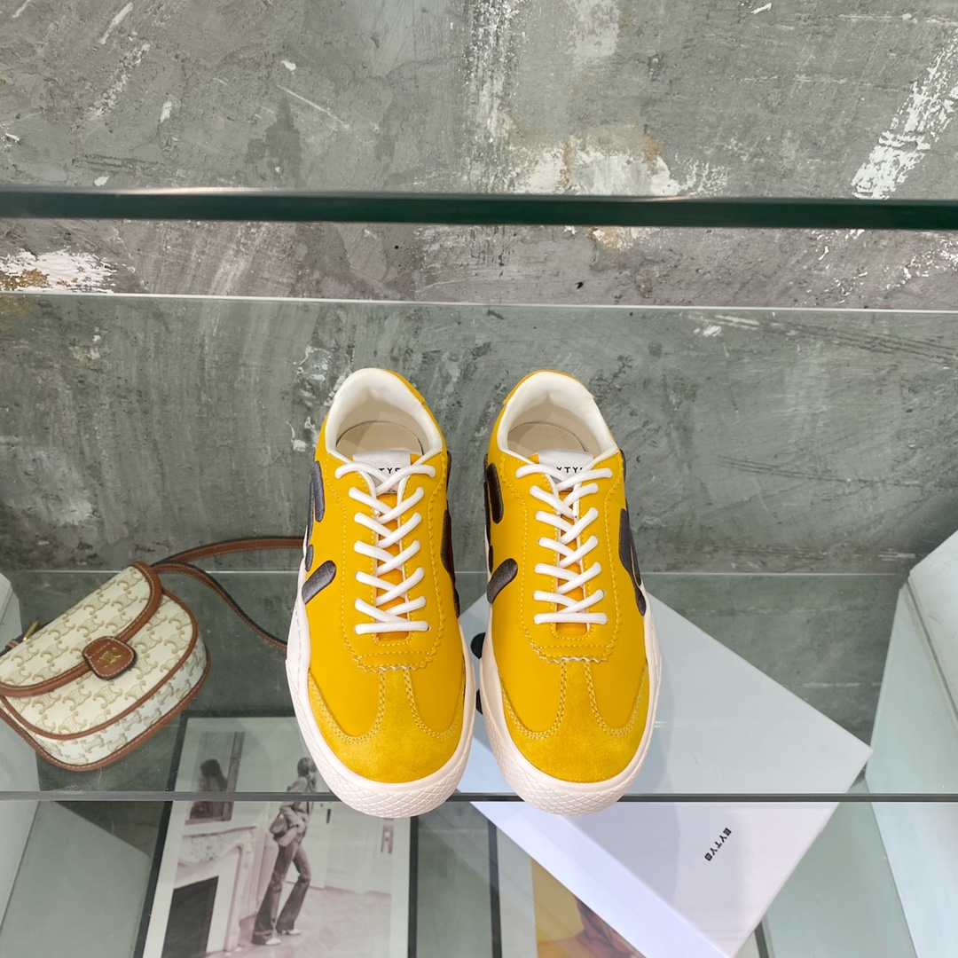 Retro-inspired EYS Santos Sneakers Embroidered with Cheeks and Collages, Sizes 35-40