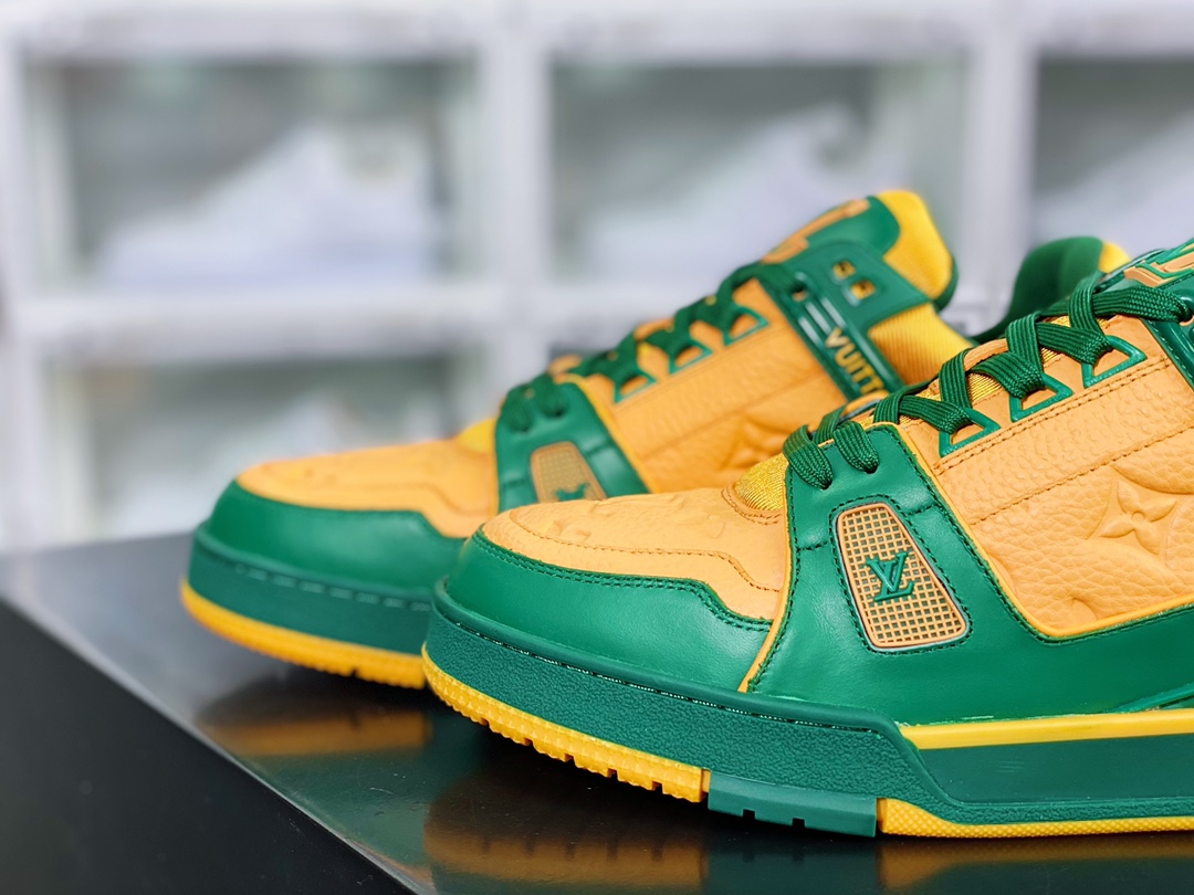 Virgil Abloh personally designed the century-old luxury brand LV Louis Vuitton Trainer Sneaker Low sports series low-top basketball shoes in Paris, France