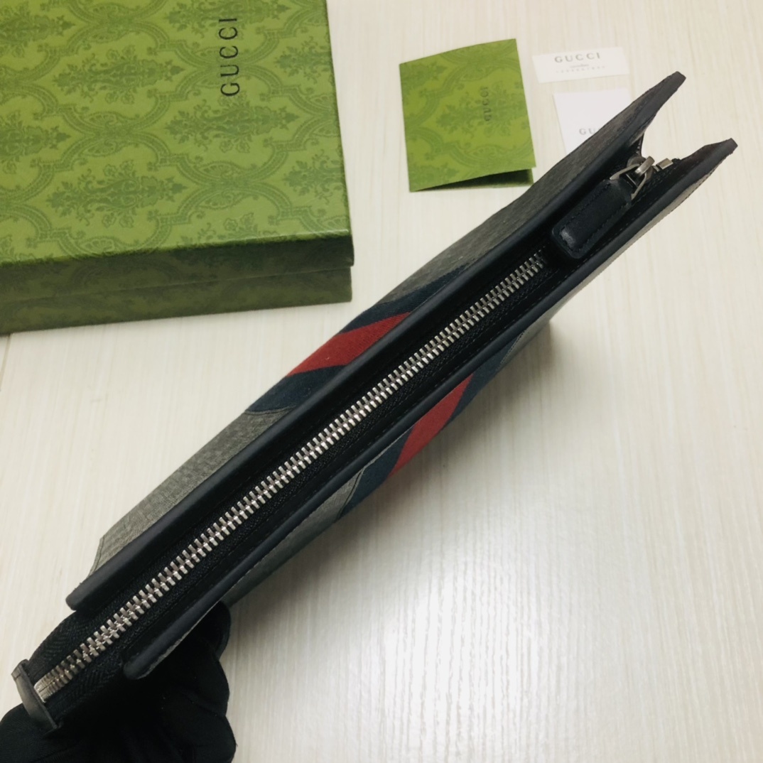 由G家最具辨识性的两种标志 — GG图案和织带精心搭配制作。这款手拿包由GG Supreme高级人造帆布