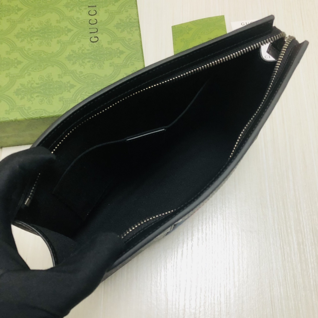由G家最具辨识性的两种标志 — GG图案和织带精心搭配制作。这款手拿包由GG Supreme高级人造帆布