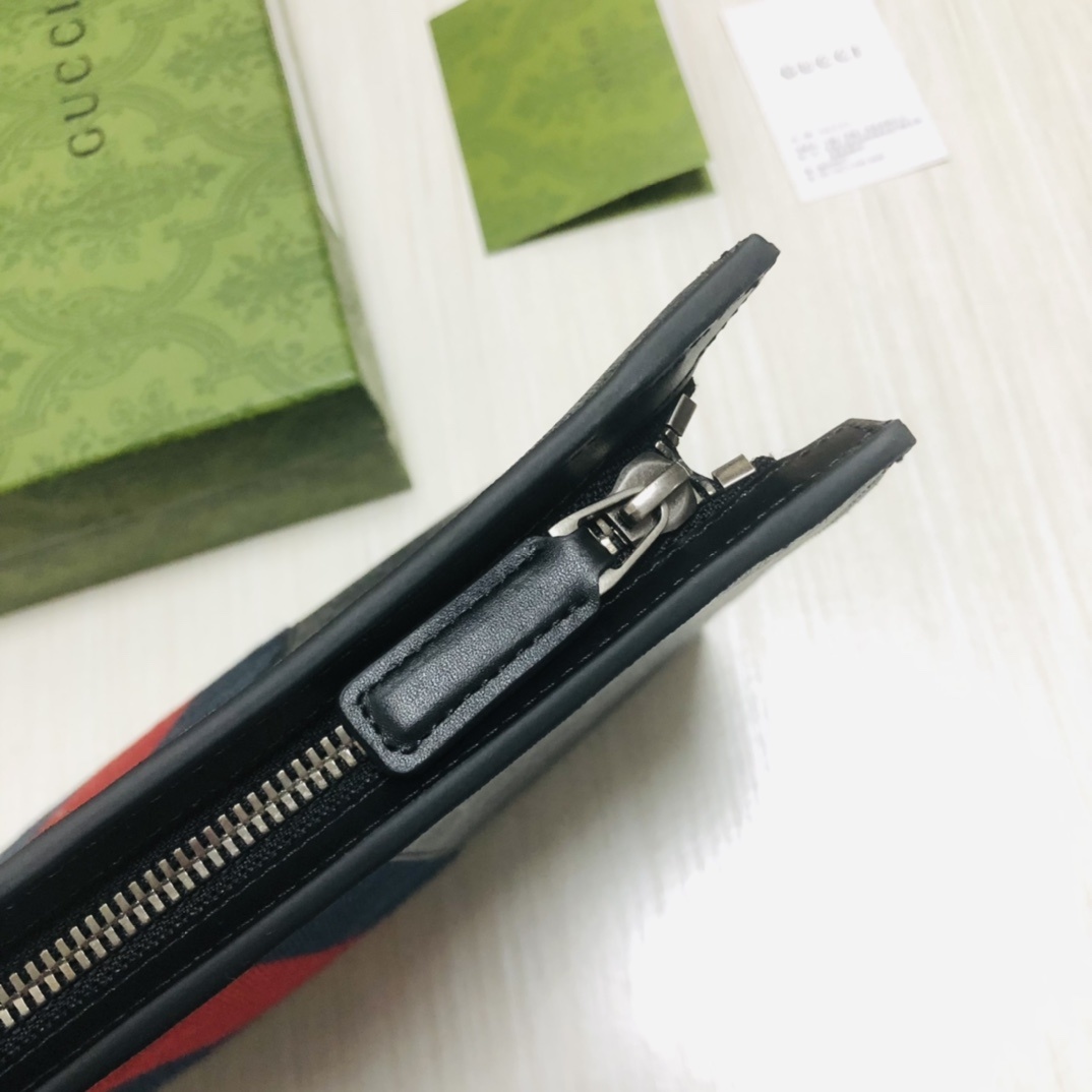 由G家最具辨识性的两种标志 — GG图案和织带精心搭配制作。这款手拿包由GG Supreme高级人造帆布