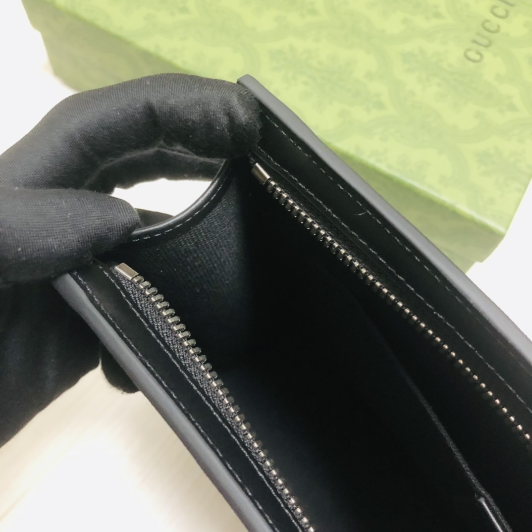 由G家最具辨识性的两种标志 — GG图案和织带精心搭配制作。这款手拿包由GG Supreme高级人造帆布