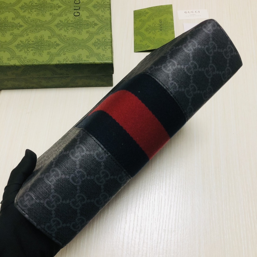 由G家最具辨识性的两种标志 — GG图案和织带精心搭配制作。这款手拿包由GG Supreme高级人造帆布