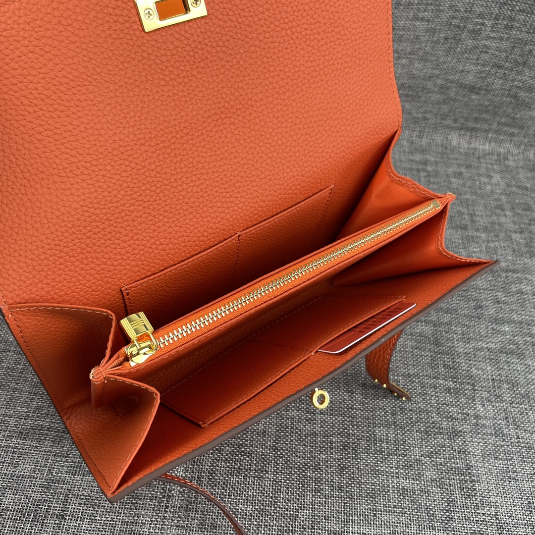 新款凯莉手拿包。
爱马仕HERMES  kelly 包
材质头层牛皮
尺寸：24*14*6cm
型号36