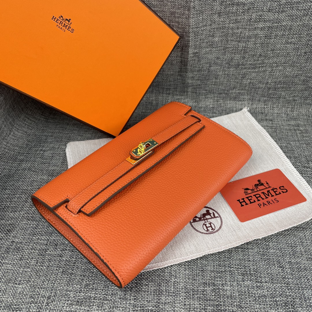 新款凯莉手拿包。
爱马仕HERMES  kelly 包
材质头层牛皮
尺寸：24*14*6cm
型号36