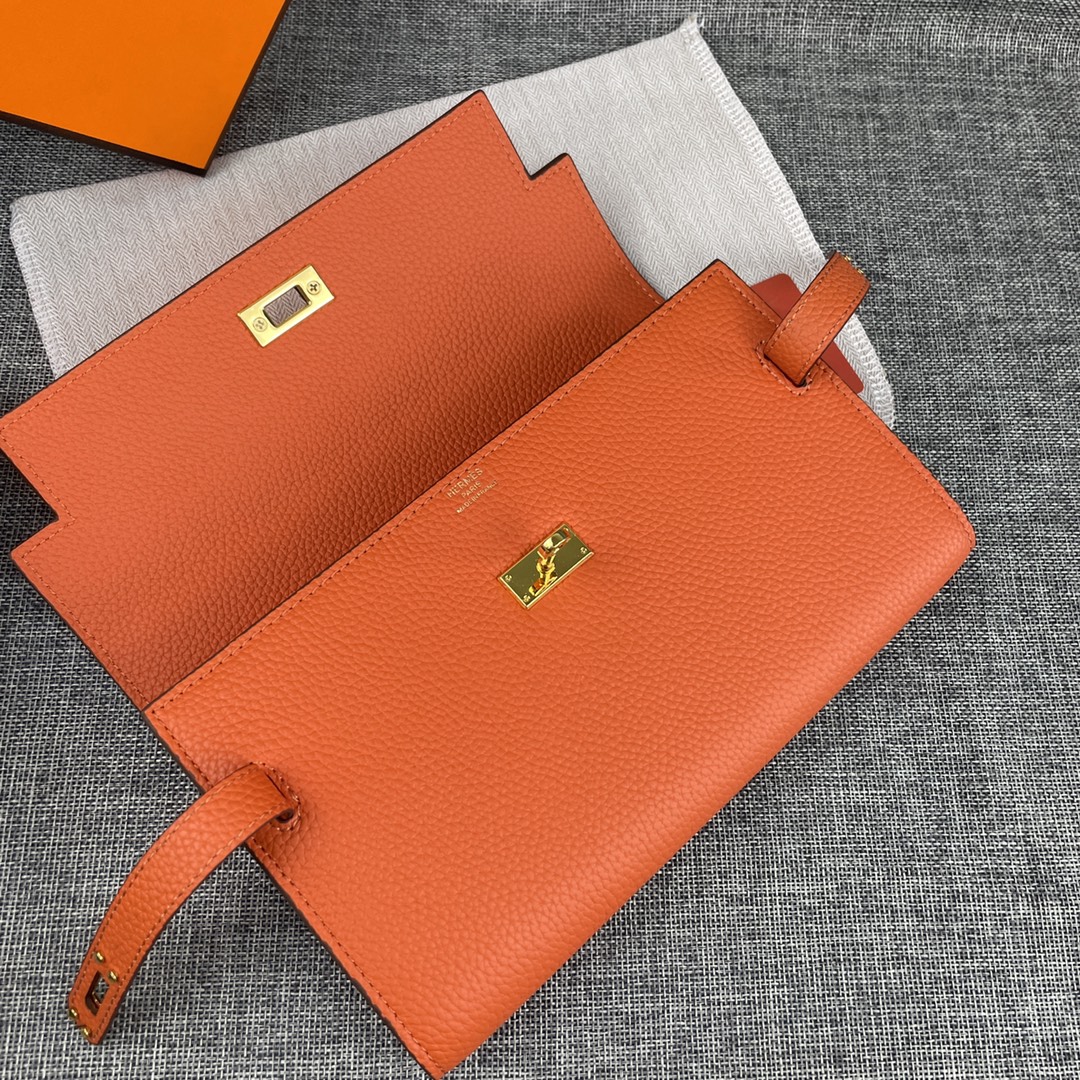 新款凯莉手拿包。
爱马仕HERMES  kelly 包
材质头层牛皮
尺寸：24*14*6cm
型号36