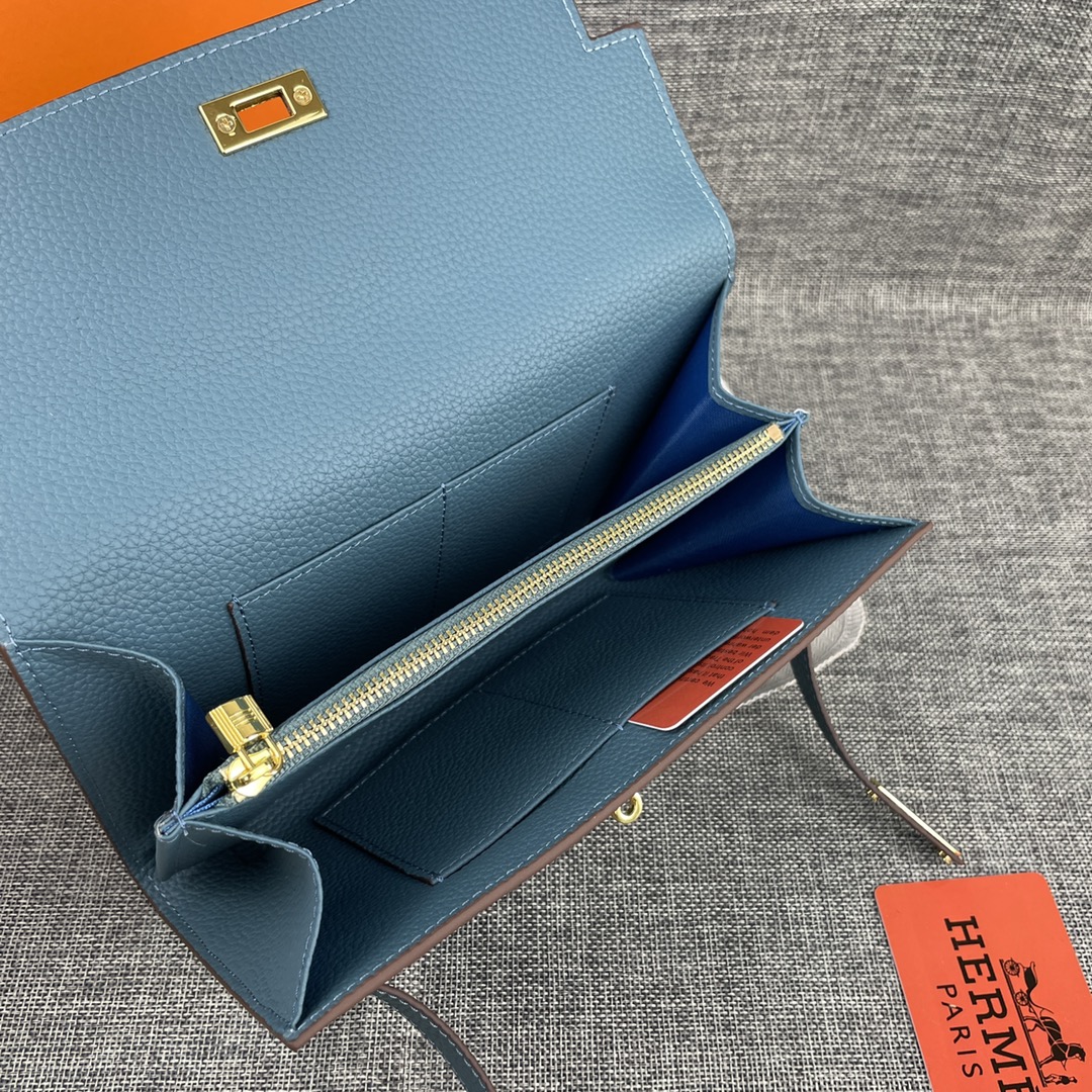 新款凯莉手拿包。
爱马仕HERMES  kelly 包
材质头层牛皮
尺寸：24*14*6cm
型号36