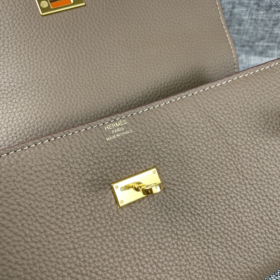 新款凯莉手拿包。
爱马仕HERMES  kelly 包
材质头层牛皮
尺寸：24*14*6cm
型号36