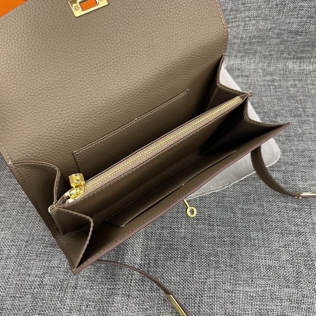 新款凯莉手拿包。
爱马仕HERMES  kelly 包
材质头层牛皮
尺寸：24*14*6cm
型号36