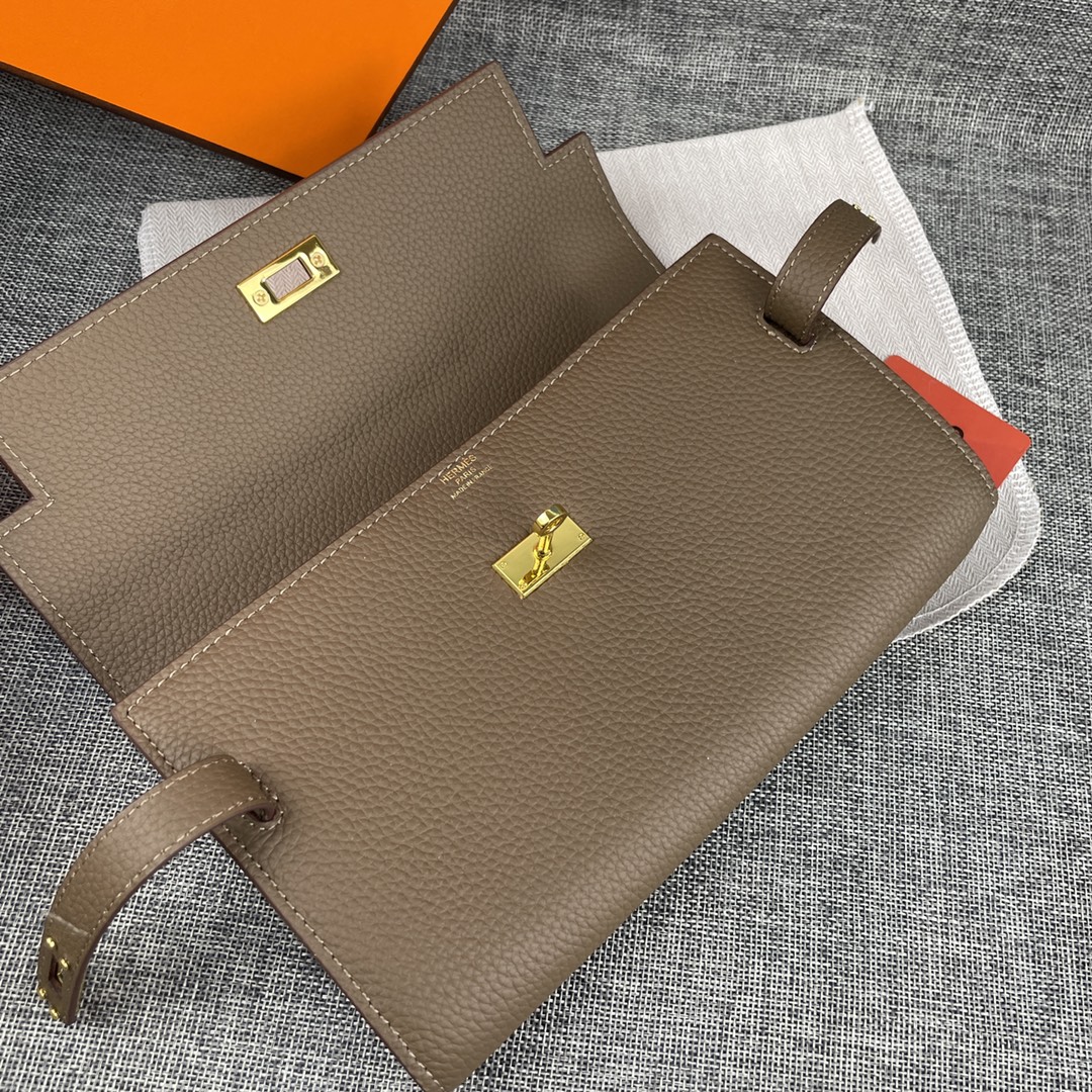 新款凯莉手拿包。
爱马仕HERMES  kelly 包
材质头层牛皮
尺寸：24*14*6cm
型号36