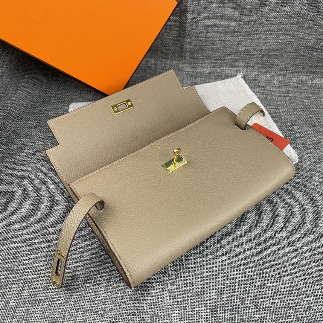 新款凯莉手拿包。
爱马仕HERMES  kelly 包
材质头层牛皮
尺寸：24*14*6cm
型号36