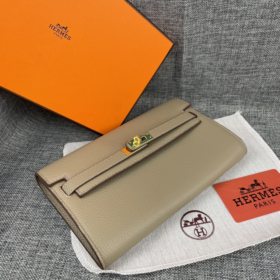 新款凯莉手拿包。
爱马仕HERMES  kelly 包
材质头层牛皮
尺寸：24*14*6cm
型号36