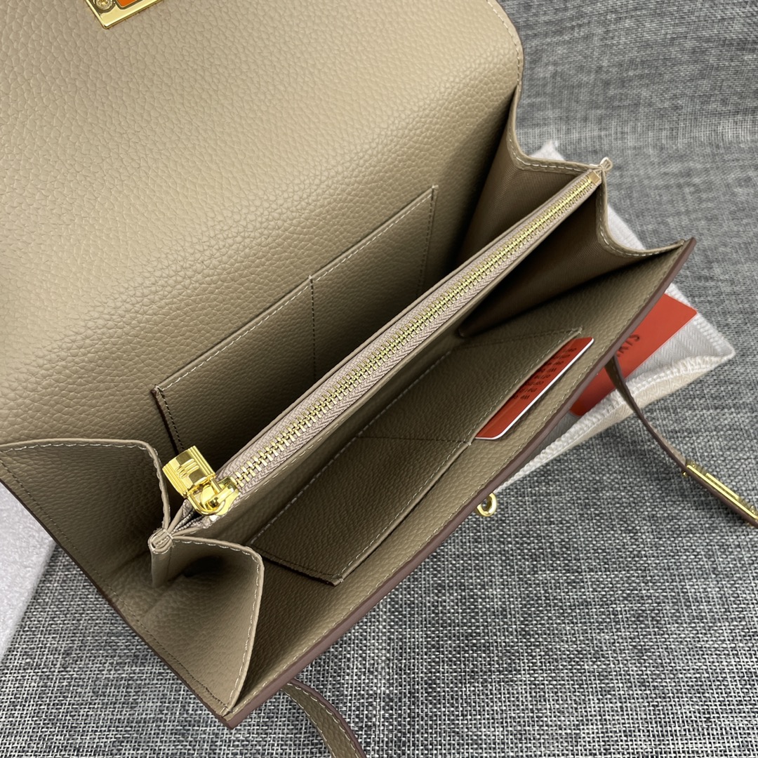 新款凯莉手拿包。
爱马仕HERMES  kelly 包
材质头层牛皮
尺寸：24*14*6cm
型号36