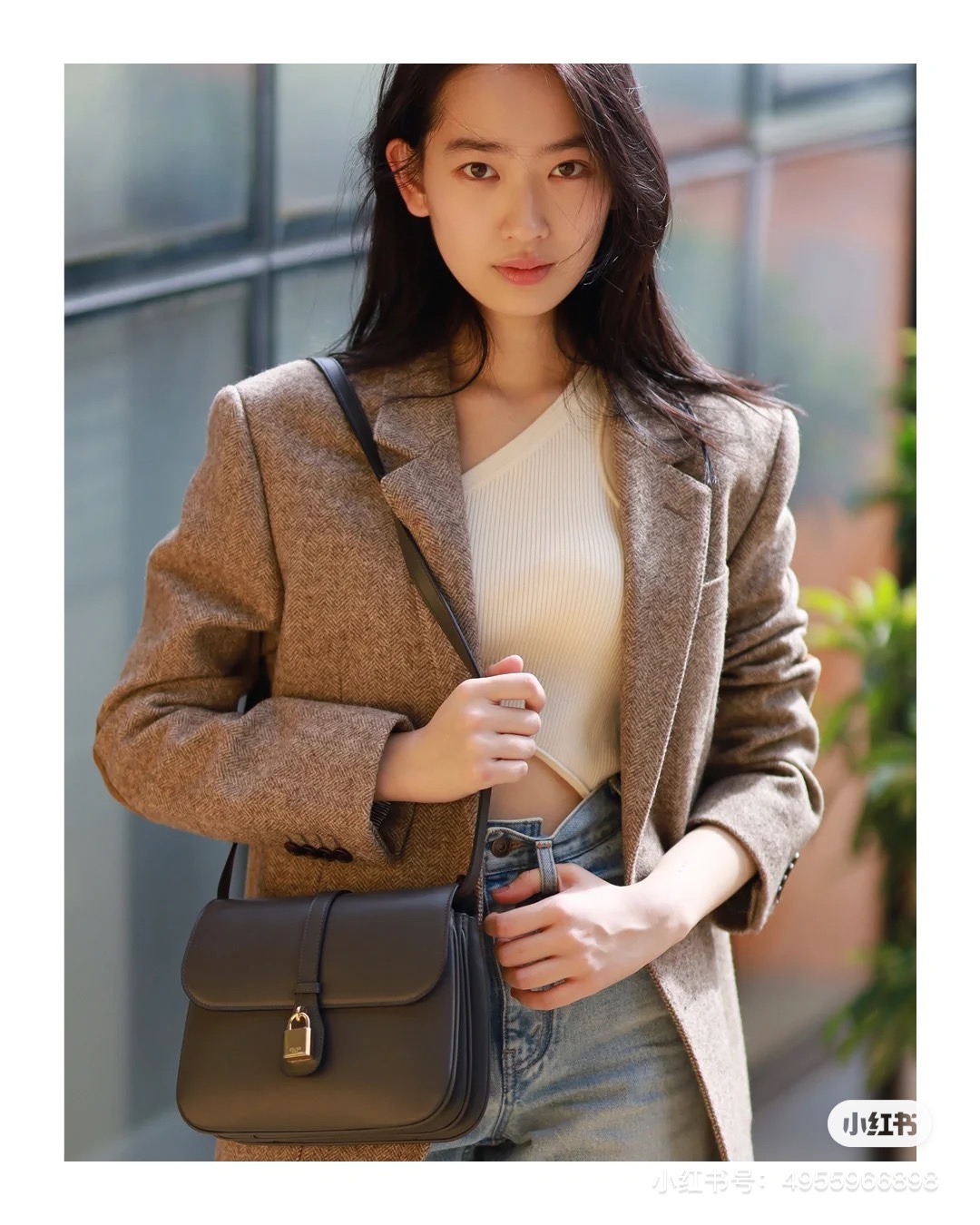 NO:385537,Lin Kailing interprets CELINE winter women's clothing series exquisite tailoring and neat atmosphere. Smoke black TABOU handbag unlocks texture French outfit. Freeze-up modern silhouettes under the sun, Celine, celine, celine19860909林恺铃演绎CELINE冬季女装系列 精致剪裁凝练利落气息 烟黑色TABOU手袋解锁质感法式穿搭 阳光下定格摩登剪影,赛琳celine,celine,celine,Bag