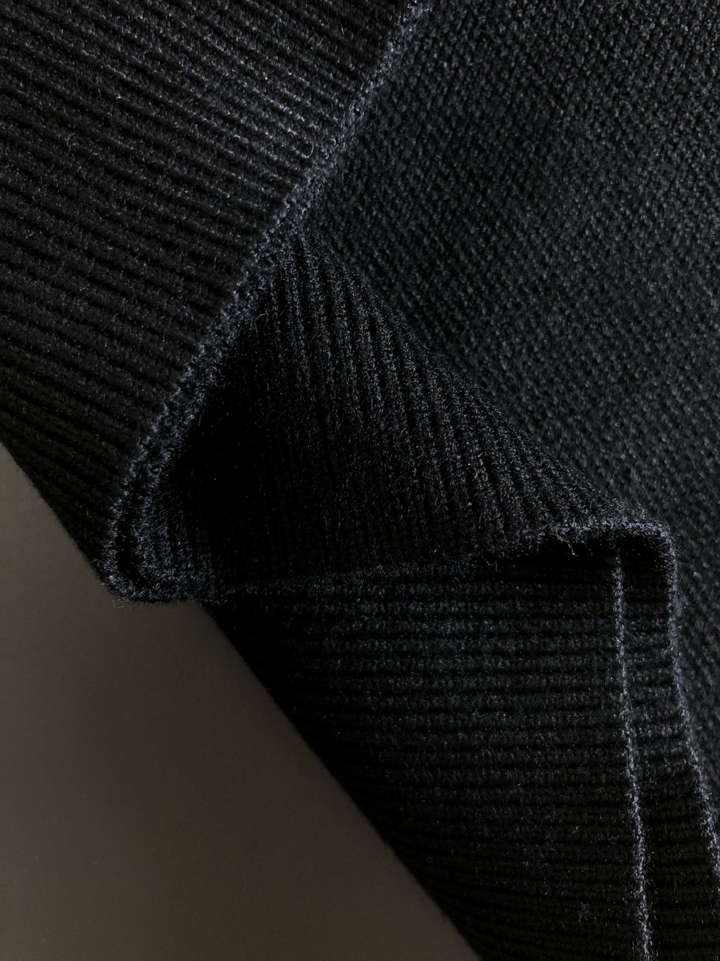 Fend*最新最顶级黑色背包立体提花logo羊毛衫