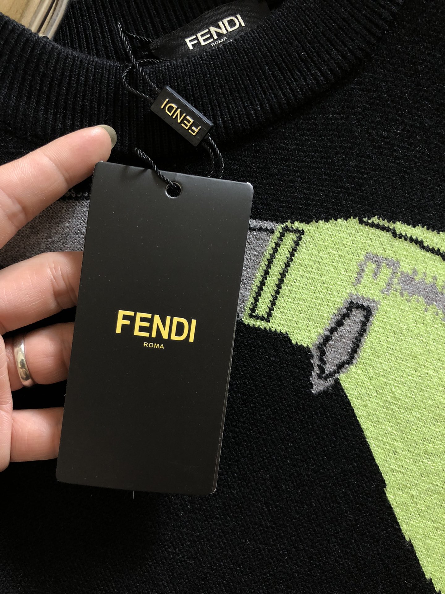 Fend*最新最顶级黑色背包立体提花logo羊毛衫