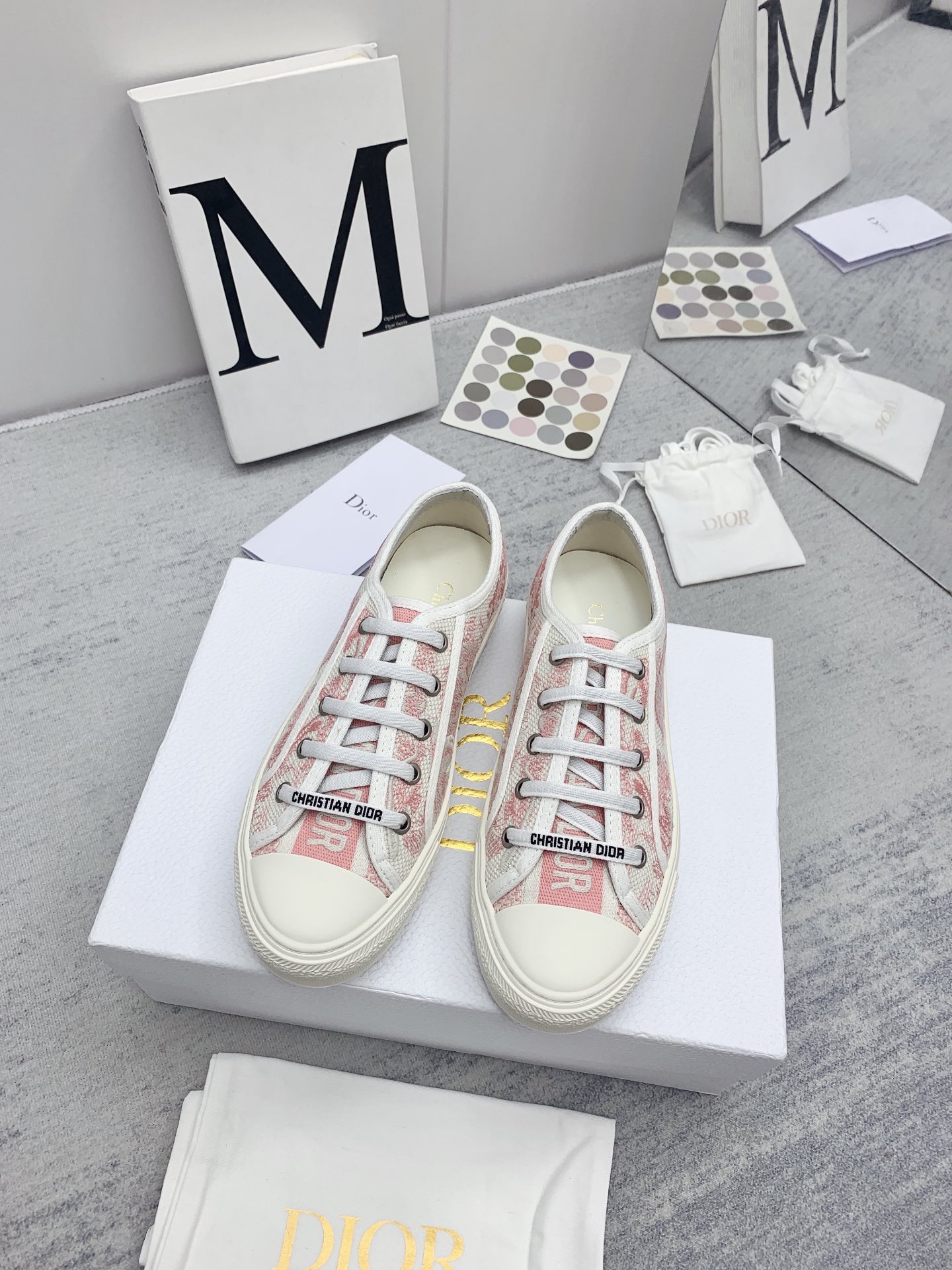 NO:241418,[Top version] Dio* Classic casual cloth shoes (classic black and white/embroidery/width) Xiaohongshu certified hot series Super easy to wear, super durable, super versatile, original set of last adjustment, high-end customization, large sole, original open molding, upper materials are all original custom, 3D electric embroidered three-dimensional fabric, inner lining, cowhide, foot pad latex integrated molding, size 35-40 positive size (41.42 customization), casual shoes/sports shoes, dior, sneakers, cowhide19860909【顶级版本】 踩跟款 Dio* 迪*经典休闲小布鞋 (经典黑白/刺绣/缕空) 小红书认证爆款系列 超好穿 超耐看 超百搭 原版套楦调格高端定制 大底原版开模大底 鞋面材料全部原版订制,3D电绣纹立体布面 内里牛皮内里,垫脚乳胶一体成型 码数35—40正码（41.42定做）,休闲鞋/运动鞋,dior,sneakers,cowhide,Women's Shoes