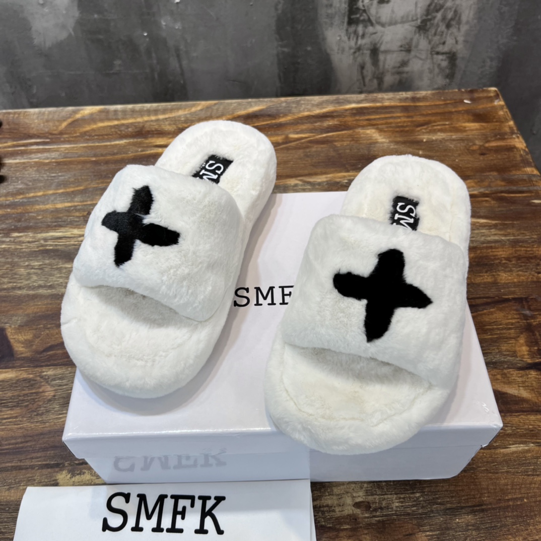 Hermès 平价毛拖中的爱马仕 随便穿搭都 精绝对不能错过的一款拖鞋。 满屏的高级感 极具设计感