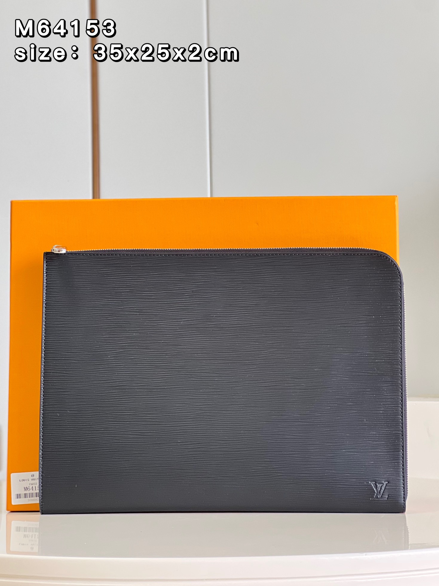 NO:399437,【Exclusive real photo M64153 water ripples】 Louis Vuitton's Pochette Jour large handbag, made of fine-textured Epi leather fabric, can easily accommodate a laptop. The new version has a spacious opening and increased capacity. It has a unique and diverse design. It can be carried alone as a clutch or briefcase, or it can be packed into other large bags. Size 35×25×2cm ns/z., LV [original leather], louis vuitton, louis vuitton, louis vuitton.19860909【独家实拍 M64153水波纹】路易威登的 Pochette Jour 大号手袋,由质地精细的 Epi 皮革面料裁制而成,可轻松容纳一台手提电脑.新版设计,开口宽敞,容量增加.个性十足、功能多样的设计,既可作为手包或公文包单独携带,亦可装入其他大号包袋中.尺寸35×25×2cm ns/z.,LV【原厂皮】,louis vuitton,louis vuitton,Bag