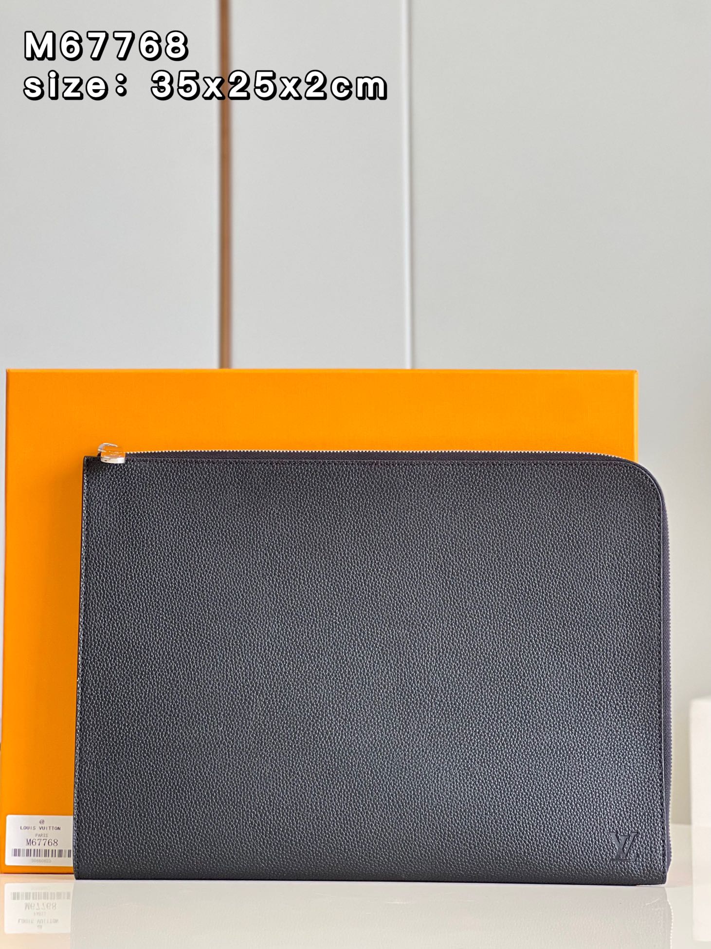 NO:399439,【Exclusive real photo M67768 lychee pattern】Louis Vuitton large Pochette Jour handbag made of Cuir Taurillon leather, soft texture and light grained surface. Wide zipper opening, full interior space, can be used as a tote bag, computer bag or briefcase. Size 35×25×2cm ns/Z.,LV【Original leather】,louis vuitton,louis vuitton,laptop bags19860909【独家实拍 M67768荔枝纹】由 Cuir Taurillon 皮革裁制而成的路易威登大号 Pochette Jour 手袋,质地柔软,表面饰有浅浅的粒纹.宽大的拉链开口,充盈的内部空间,可用作手提袋、电脑包或公文包. 尺寸35×25×2cm ns/Z.,LV【原厂皮】,louis vuitton,louis vuitton,laptop bags,Bag