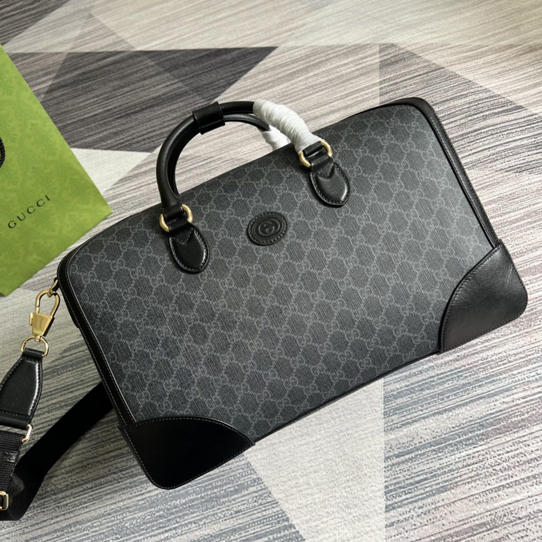 配专柜绿色礼品袋️新款GG自问世以来互扣式双G一直都是品牌的标志性元素之一在这款旅行包上这种高辨识度元素