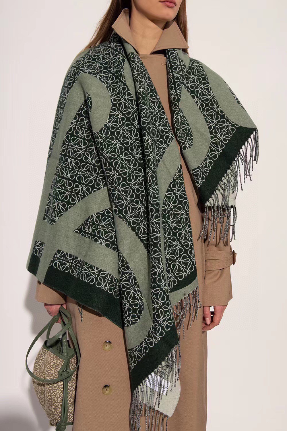 NO:336630,The 25-year C-size scarf is a super rare Loewe scarf, big logo, and very large, it is no problem to be a blanket, it can be used as a shawl, it can be used as a scarf, super comfortable, with leather logo, gentle and noble, it is very suitable for autumn and winter. Material is pure wool, specifications 130×140cm. Ordinary scarf, ordinary scarf, loewe, blankets, shawls19860909批妥妥的25年C位围巾超级难遇的Loewe 围巾,大logo,而且特别大,当毯子也没问题,可以当披肩,可以当围巾,超级舒服,配有皮质标识,温柔高贵,太适合秋冬了.材质纯羊毛,规格130×140cm.普通围巾,普通围巾,loewe,blankets,shawls,scarf