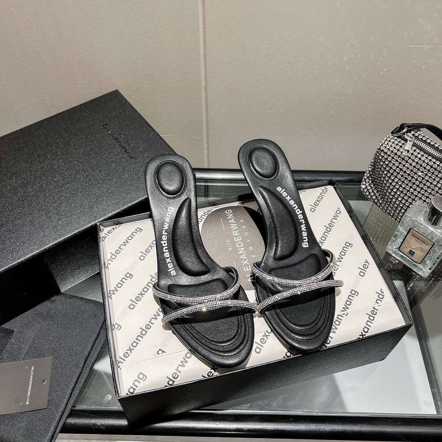 NO:229477,King New style!  Alexander Wang high heels for women, luxury products for women, Alexande* Wang original 1:1 material, concave and convex and massage insoles with glue, logo, excellent match with the most trendy round head   high elastic injection molding material queen!  Rhinestone chain slippers, the beauty is really beautiful, surpassing several kitten heels in my heart, and the position is just right to expose my toes. It’s really sexy~The letter logo design is very special!  Original imported rhinestone chain, original soft fabric fabric (soft and delicate) is super stable and easy to control!  Imported cowhide (black, white, pink) three colors of upper imported sheepskin inner lining imported foot pad imported satin heel height 5cm, original sole imported Italian dyed leather outsole size 35-39 (34.40, 41, 42.43 can be customized), high heels, alexander wang, high heels, slippers, cowhide, sheepskin, silk fabric, Leather soles19860909大王 新款！Alexander Wang亚历山大王高跟鞋女士奢侈品Alexande* Wang原版1:1的材料 凹凸感带按摩的鞋垫配上注胶 Logo 搭配最潮圆头 高弹注塑材质女王的绝佳搭配！水钻链条拖鞋,美是真的美,超越了心里好几款小猫跟,位置刚好可以露脚趾 真的很sexy～字母logo设计很特别！原厂进口水钻链条,原厂柔软织物面料（柔软细腻）超级稳很好驾驭！ 鞋面进口牛皮（黑,白,粉）三个色 内里进口羊皮 垫脚进口绸缎 跟高5cm, 鞋底原版意大利进口透染真皮大底 码数35-39（34.40,41,42.43可定做）,高跟鞋,alexander wang,high heels,slippers,cowhide,sheepskin,silk fabric,Leather soles,Women's Shoes