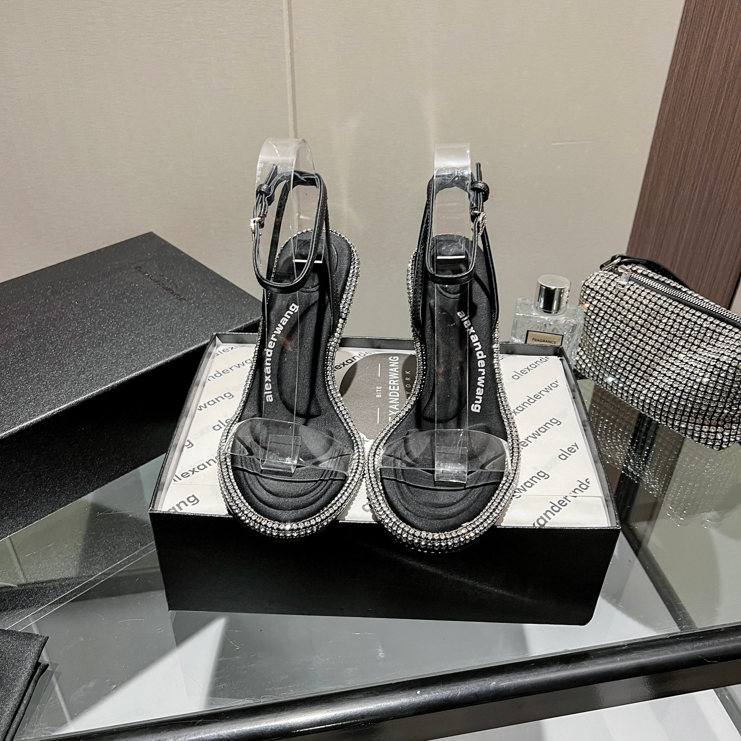 NO:235220,King New style!  Alexander Wang high heels for women, luxury products for women, Alexande* Wang original 1:1 material, concave and convex and massage insoles with glue, logo, excellent match with the most trendy round head   high elastic injection molding material queen!  Rhinestone letter metal buckle   rhinestone edge sandals, the beauty is really beautiful, surpassing several kitten heels in my heart, and the position is just right to expose my toes. It is really sexy~The letter logo design is very special!  Original imported diamond buckle, original soft fabric fabric (soft and delicate) is super stable and easy to control!  Imported cowhide   pvc inner lining imported sheepskin foot pad imported satin heel height 10cm, 8cm, two heel height original Italian imported perm leather outsole size 35-39 (34.40, 41, 42.43 can be customized), high heels sandals, alexander wang, sandals, high heels, cowhide, sheepskin, silk fabric, Leather soles19860909大王 新款！Alexander Wang亚历山大王高跟鞋女士奢侈品Alexande* Wang原版1:1的材料 凹凸感带按摩的鞋垫配上注胶 Logo 搭配最潮圆头 高弹注塑材质女王的绝佳搭配！水钻字母金属扣 水钻围边凉鞋,美是真的美,超越了心里好几款小猫跟,位置刚好可以露脚趾 真的很sexy～字母logo设计很特别！原厂进口钻扣,原厂柔软织物面料（柔软细腻）超级稳很好驾驭！ 鞋面进口牛皮 pvc 内里进口羊皮 垫脚进口绸缎 跟高10cm,8cm,二个跟高 鞋底原版意大利进口透染真皮大底 码数35-39（34.40,41,42.43可定做）,高跟鞋凉鞋,alexander wang,sandals,high heels,cowhide,sheepskin,silk fabric,Leather soles,Women's Shoes