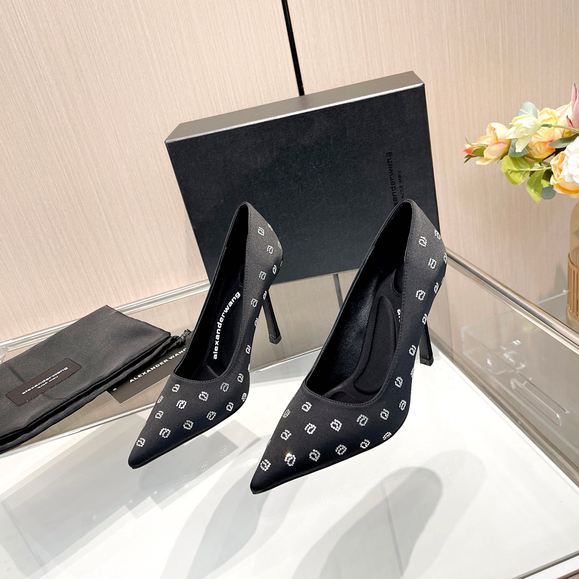 NO:229454,King New style!  Alexander Wang high heels for women, luxury products for women, Alexande* Wang original 1:1 material, concave and convex and massage insoles with glue, logo, excellent match with the most trendy pointed toe   high elastic injection molding material queen!  The rhinestone a-letter single shoes continue the family's design beauty. It is really beautiful, surpassing several kitten heels in my heart. The shallow mouth can just reveal the toes. It's really sexy~ The letter logo design is very special!  Original imported rhinestones, original soft fabric fabric (soft and delicate) is super stable and easy to control!  Upper Black silk, white silk, pink silk, three-color inner imported sheepskin footbed imported satin heel height 10cm. Original sole imported from Italy and dyed leather outsole size 35-39 (34.40, 41, 42. Custom made), high heels, alexander wang, high heels, sheepskin, real silk, silk fabric, Leather soles19860909大王 新款！Alexander Wang亚历山大王高跟鞋女士奢侈品Alexande* Wang原版1:1的材料 凹凸感带按摩的鞋垫配上注胶 Logo 搭配最潮尖头 高弹注塑材质女王的绝佳搭配！水钻a字母单鞋,延续了家族的设计美是真的美,超越了心里好几款小猫跟,浅口位置刚好可以露脚趾缝 真的很sexy～字母logo设计很特别！原厂进口水钻,原厂柔软织物面料（柔软细腻）超级稳很好驾驭！ 鞋面 黑真丝,白真丝,粉真丝, 三色 内里进口羊皮 垫脚进口绸缎 跟高10cm. 鞋底原版意大利进口透染真皮大底 码数35-39（34.40,41,42.可定做）,高跟鞋,alexander wang,high heels,sheepskin,real silk,silk fabric,Leather soles,Women's Shoes