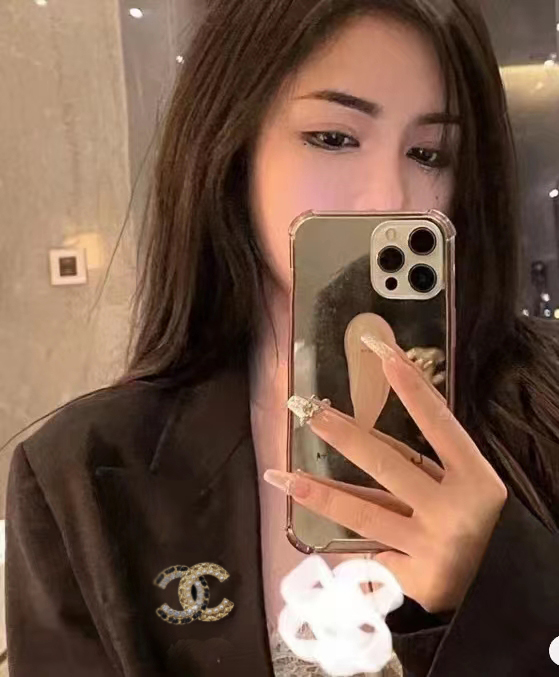 Chanel ZP打版 小香 CHANEL 施华洛晶钻皮串珍珠字母胸针