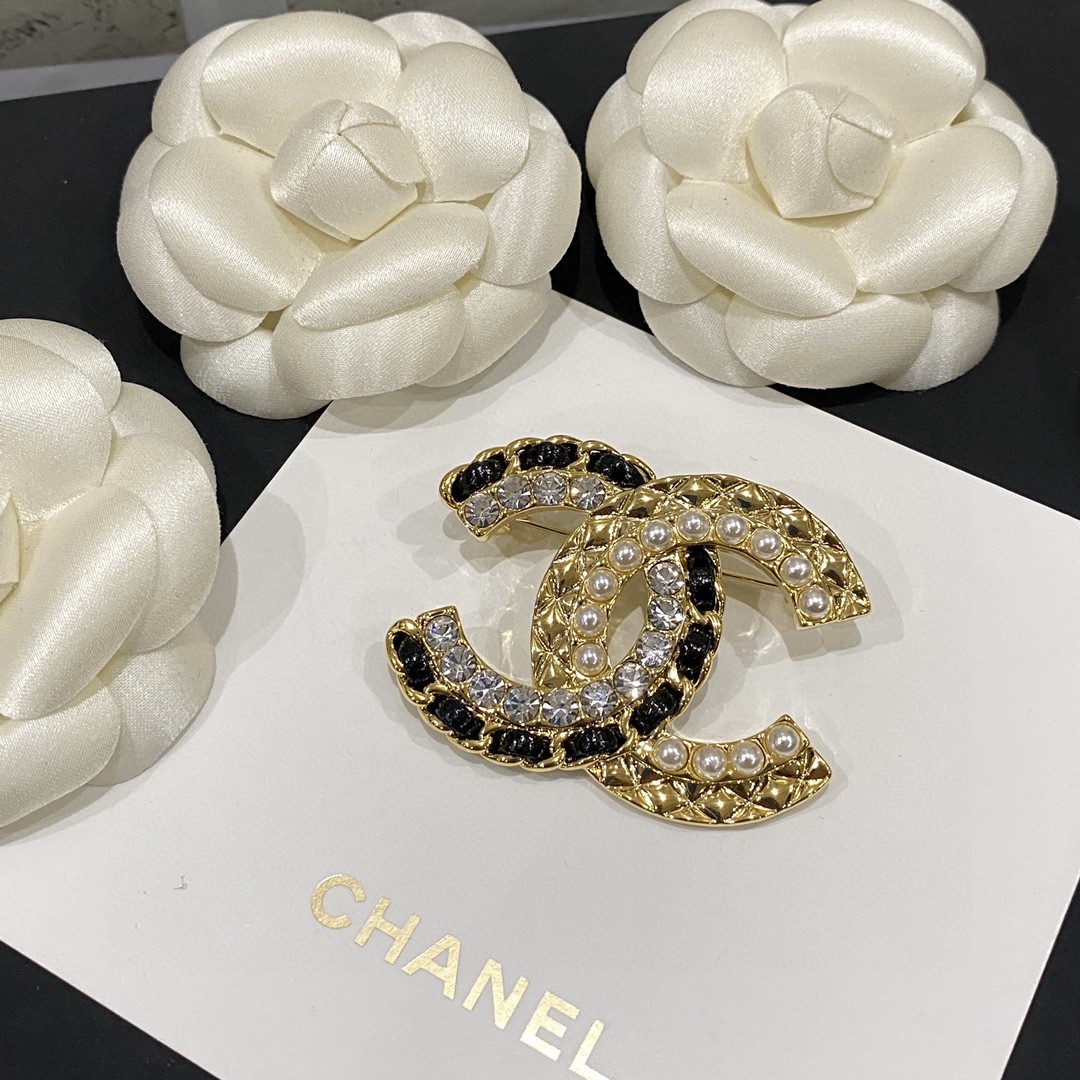 Chanel ZP打版 小香 CHANEL 施华洛晶钻皮串珍珠字母胸针